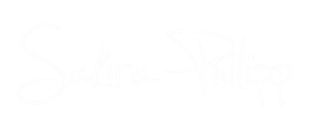 Handschriftlich gezeichnetes Porträt-Logo Sakira Philipp hellgrau auf weiß