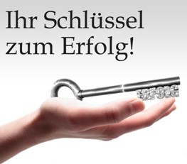 Hand hält silbernen Schlüssel mit Text Ihr Schlüssel zum Erfolg