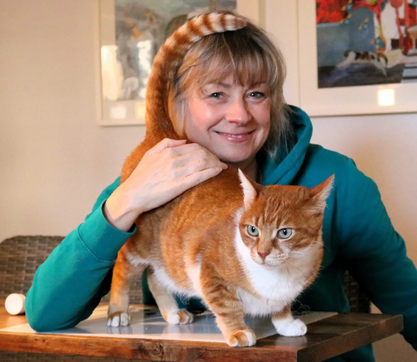 Katja Henopp, Katzenpsychologin und Kursanbieterin, mit roter Katze