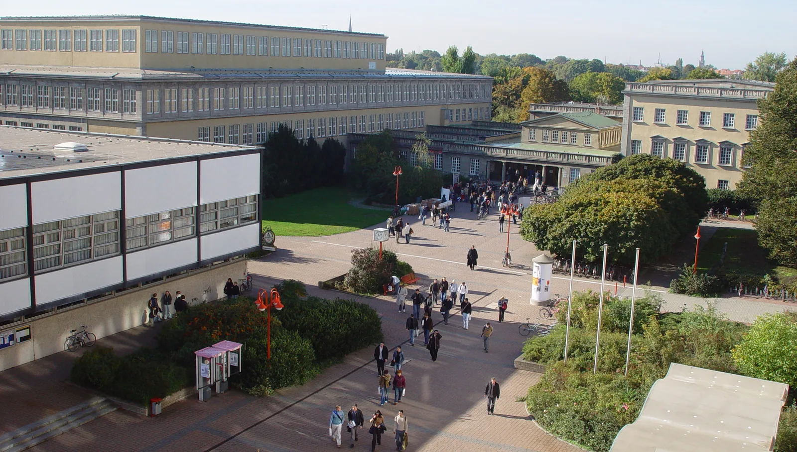 Universität Leipzig Campus mit Studierenden und Gebäuden