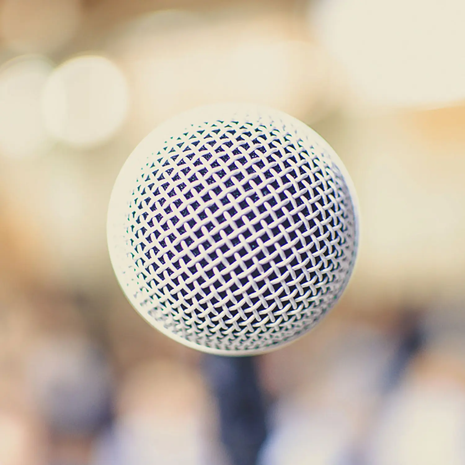 Sprech- und Vortragsangst – Hypnose-Audio gegen Redeangst 1 Nahaufnahme eines Mikrofons mit strukturierter Oberfläche und unscharfem Hintergrund
