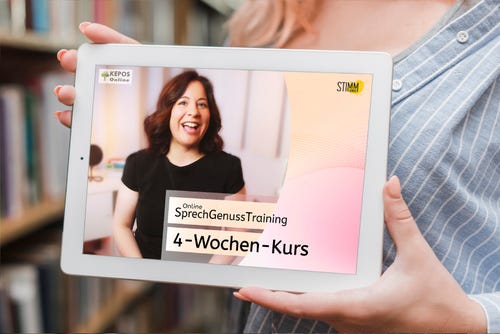 Tablet zeigt SprechGenussTraining 4-Wochen-Kurs mit Frau in schwarzem Shirt