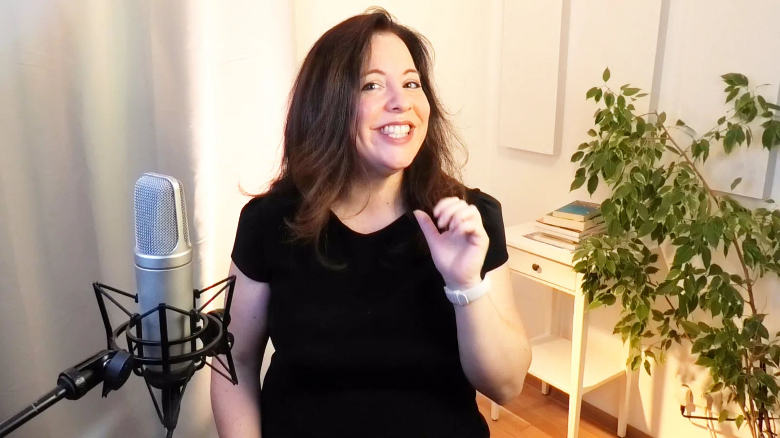 Frau lächelt am Mikrofon während Training im Studio