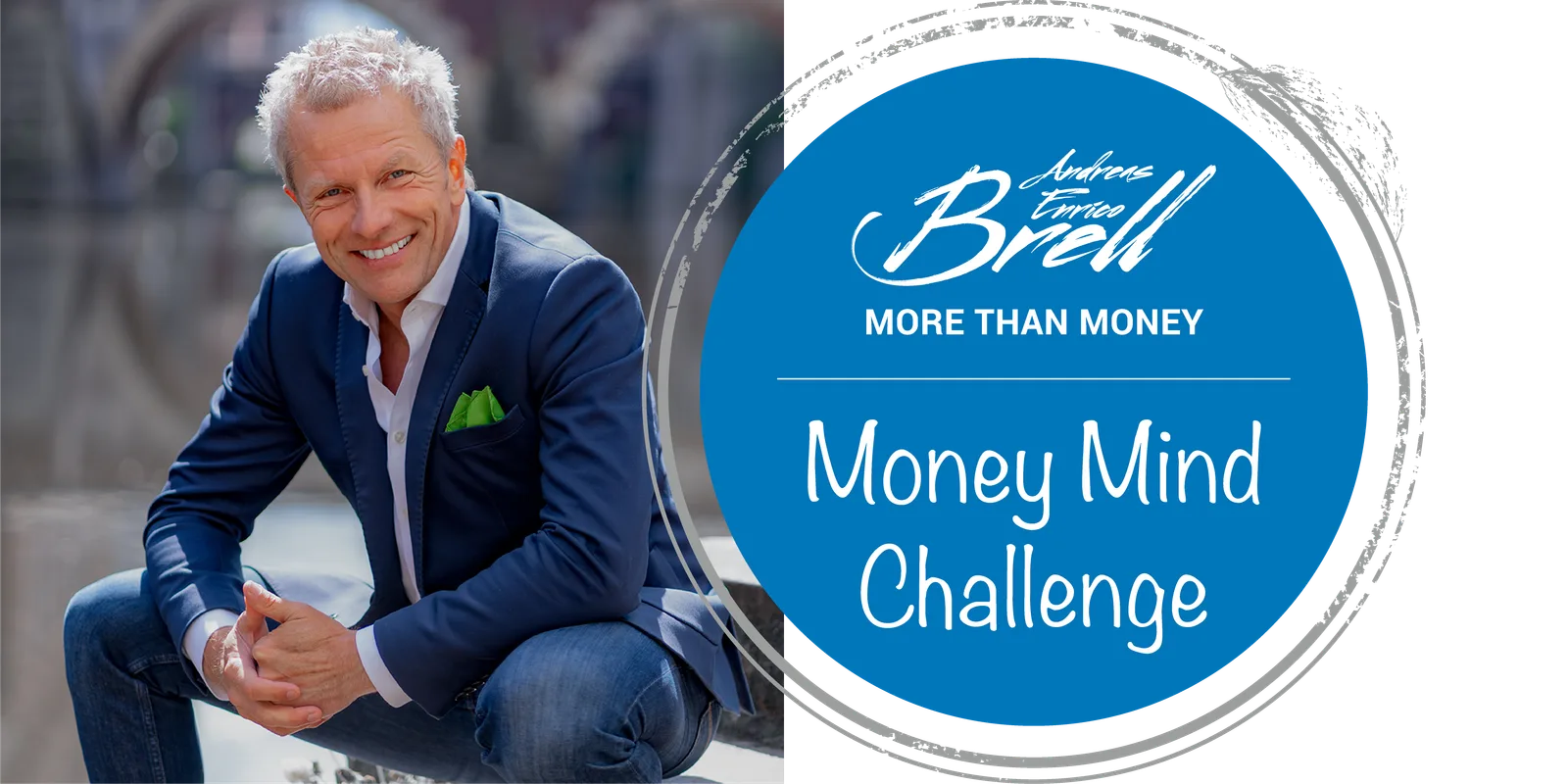 Andreas Enrico Brell in blauem Blazer mit grünem Einstecktuch neben Money Mind Challenge Logo