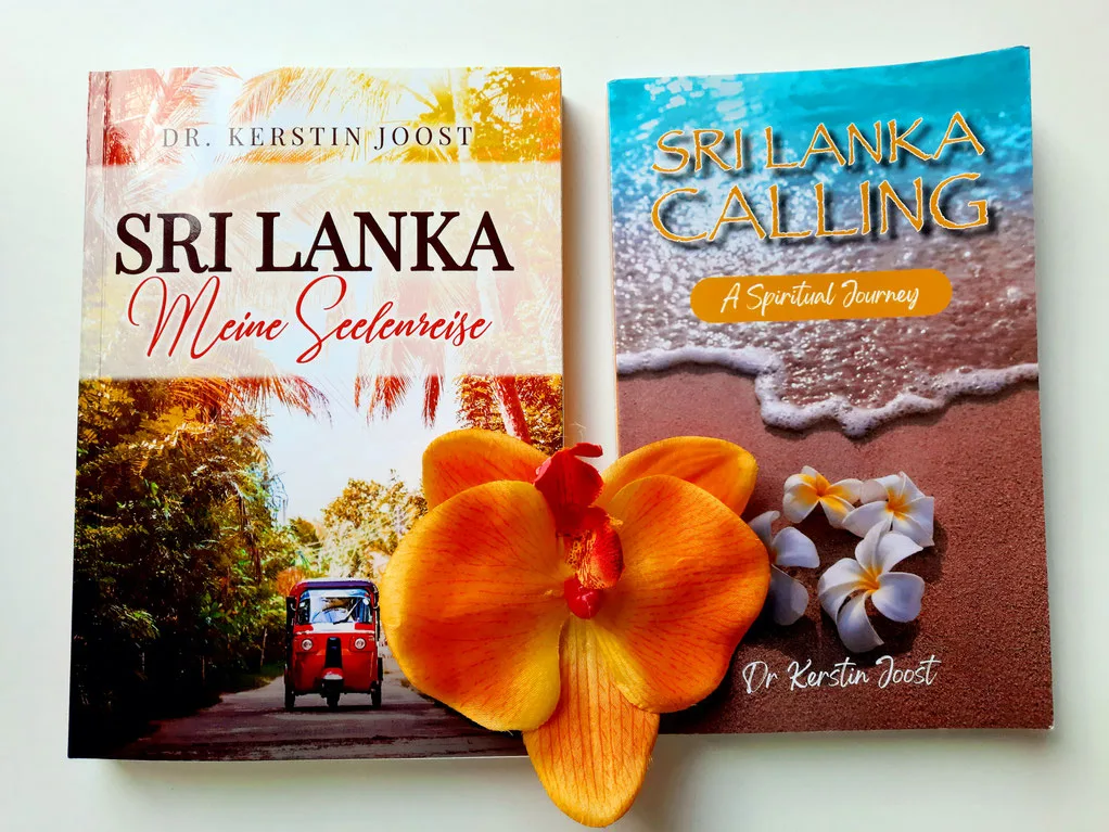 Zwei Bücher mit Blüten-Dekoration: Sri Lanka Meine Seelenreise und Sri Lanka Calling von Dr. Kerstin Joost