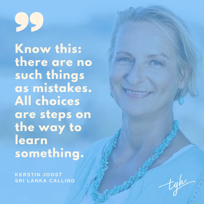 Quote-Grafik mit Foto von Dr. Kerstin Joost vor blauem Hintergrund, Text: Know this: there are no such things as mistakes. Al