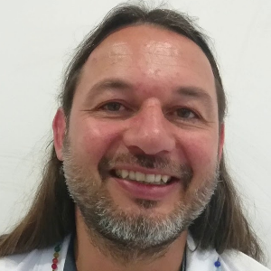 Porträt von Matthias Walter, Mann mit langen Haaren lächelnd