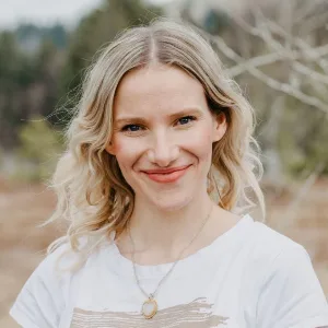 Portrait Katja Kramer – blonde Frau mit Naturhintergrund und Halskette