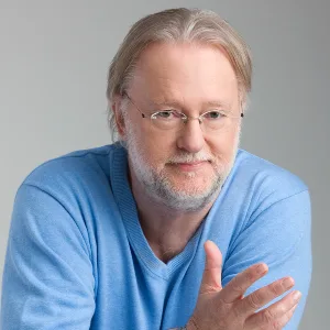 Porträt von Dieter Broers, Mann mit Brille im hellblauen Shirt