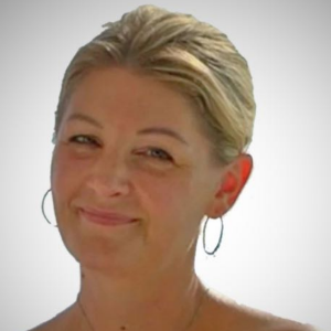Portrait Nadine Dorsch – blonde Frau mit weißem Hintergrund
