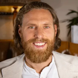 Portrait Felix Vanfrieden – Mann mit Bart und weißem Hemd