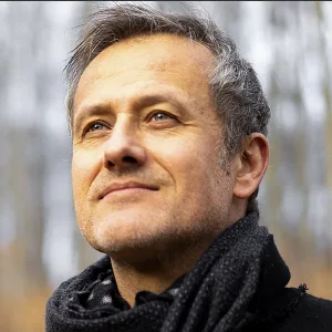 Porträt von Günter Kerschbaummayr, Mann mit Schal nachdenklich