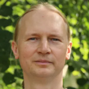 Portrait Marcel Heyder – Mann mit grünem Hintergrund