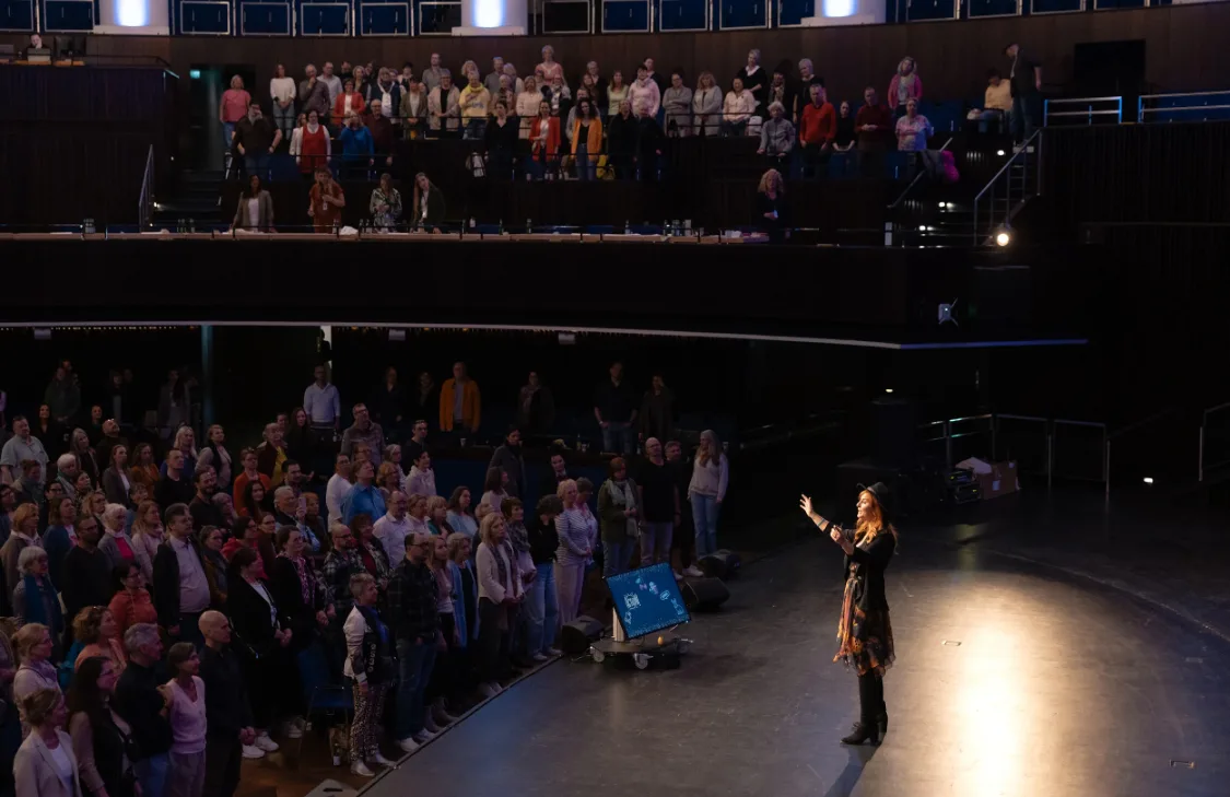 Jana Catharina Schmidt auf Bühne vor sitzendem und stehendem Publikum