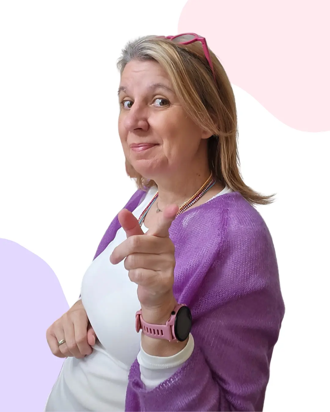 Frau in violettem Cardigan und weißem Top mit pinker Sonnenbrille auf Kopf, zeigt Daumen nach oben, hält Stift