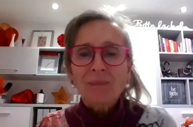 Stressfrei leben – Audio-Coaching von Hajo Michels 14 Videostandbild einer Frau mit Brille vor weißem Bücherregal, Lernumgebung