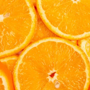 Close-up: Frisch geschnittene Orangenscheiben, orangefarbenes Fruchtfleisch sichtbar