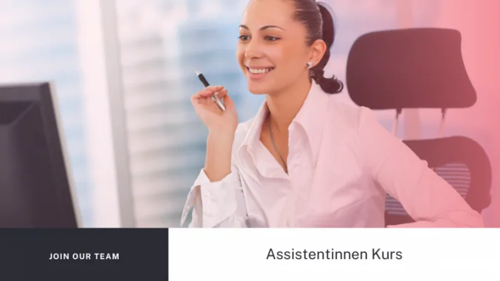Frau in weißer Bluse mit Stift am Schreibtisch, Text Assistentinnen Kurs