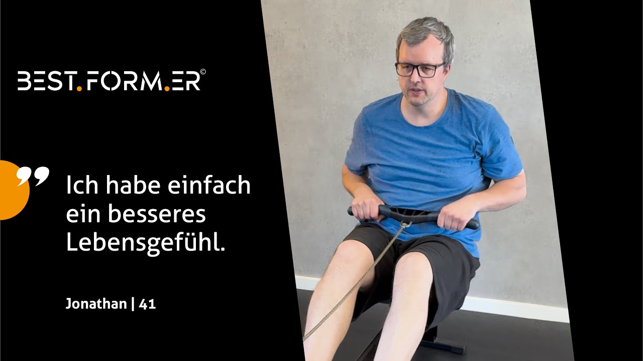 Jonathan, 41 Jahre, in blauem Shirt auf Rudergerät, Kundenstimme zum Online-Kurs