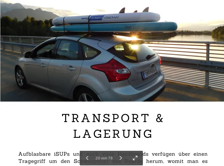 Silberner Pkw mit zwei SUP-Boards auf dem Autodachträger, parkt auf einer Brücke mit Flusslandschaft