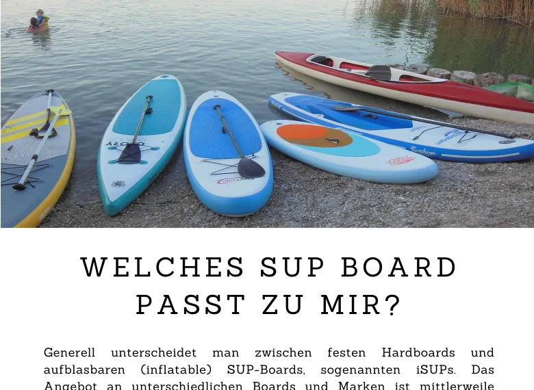 Mehrere farbige aufblasbare und starre SUP-Boards nebeneinander am Strand gelagert