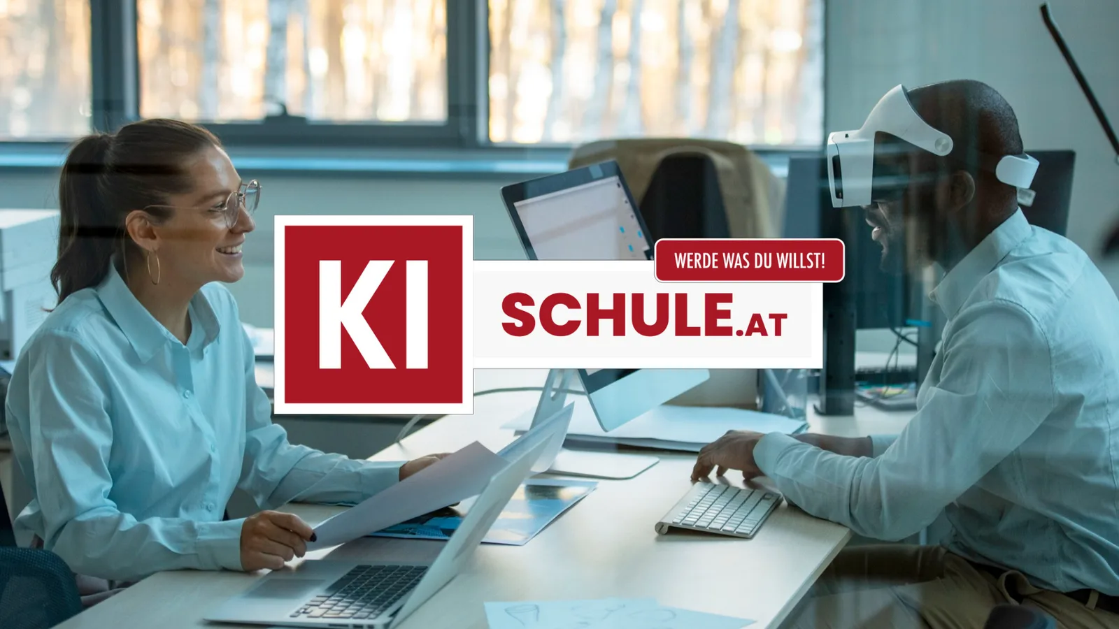 KI Schule Schweiz Szene mit zwei Personen am Arbeitsplatz, KI Schule.at Logo mit Claim Werde was du willst