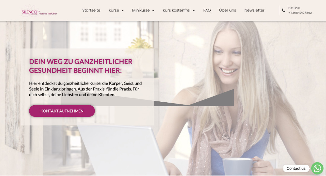 Silenqo Naturliche Inspirieren Website mit Frau am Laptop und Kontakt-Button auf Wellness-Hintergrund