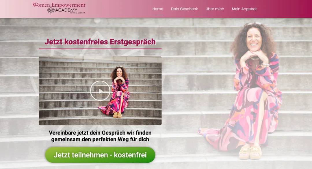 Women Empowerment Academy Website mit Video-Standbild und Frau auf Treppe, Call-to-Action Button