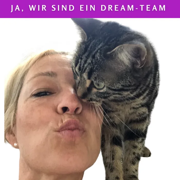 Frau mit Katze und Text: Ja, wir sind ein Dream-Team