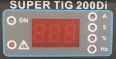 Display der Super TIG 200DI Schweißmaschine mit Anzeigefeldern für Amps, Status und Frequenz