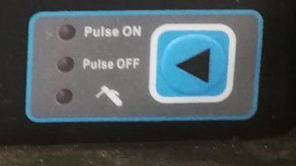 Bedienfeld mit Pulse ON/OFF Schaltern und Play-Symbol auf blauem Hintergrund