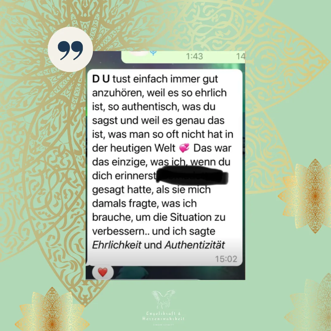 Kundenstimme über Authentizität mit grünem Muster-Hintergrund und Anführungszeichen