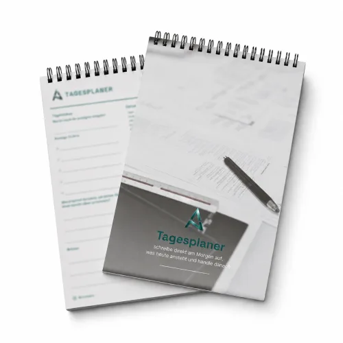 Tagesplaner Mockup mit Notizbüchern, Stift und Tablet-Display