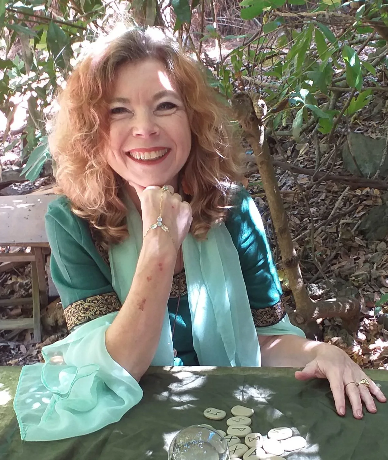 Tarot Einzelberatung – Persönliche Kartenlegung per Zoom 4 Andrea Noack bei Tarot-Einzelberatung im Freien mit Karten und Orakeln