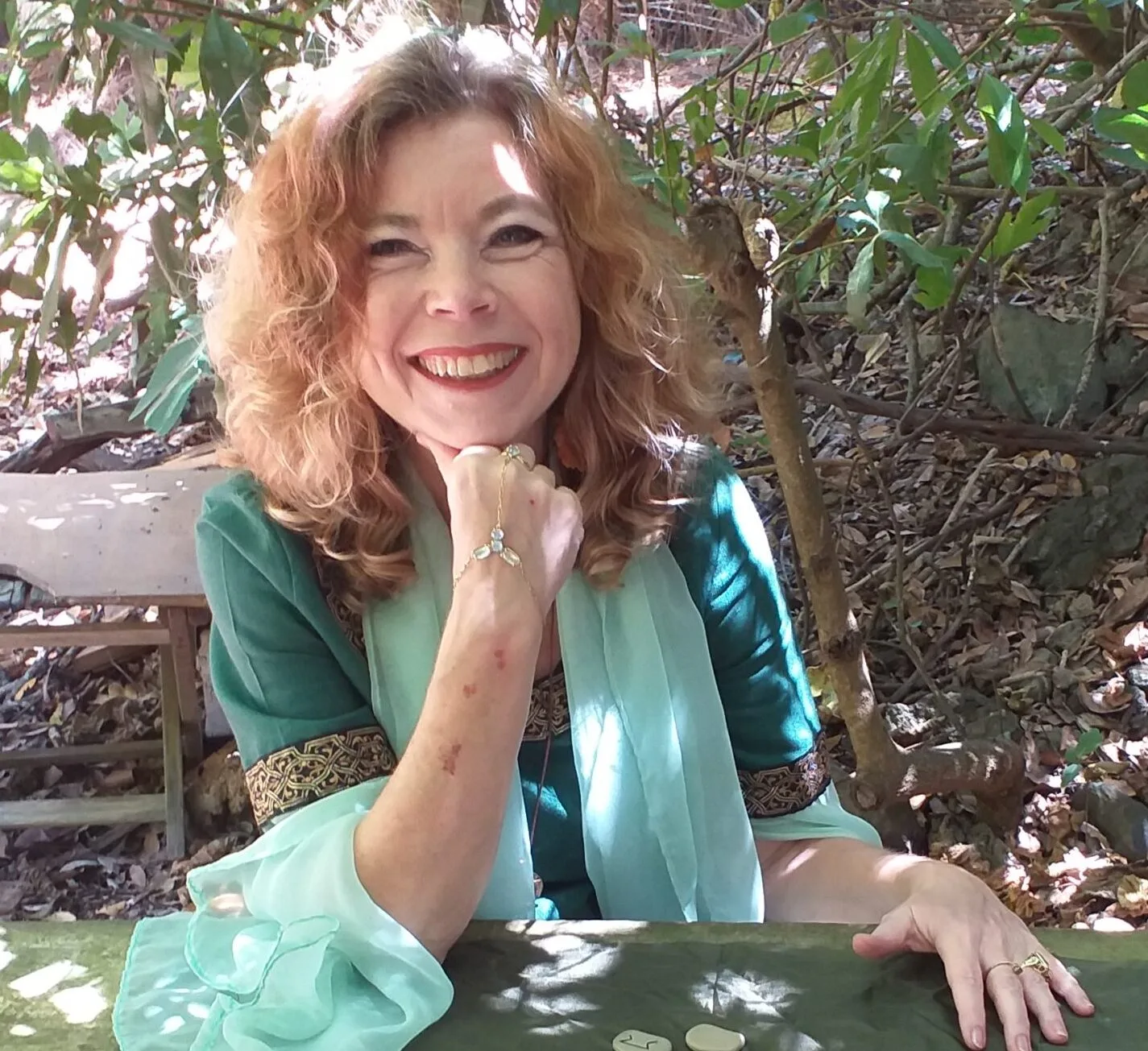 Tarot Einzelberatung – Persönliche Kartenlegung per Zoom 6 Andrea Noack lächelnd bei Tarot-Einzelberatung im Garten
