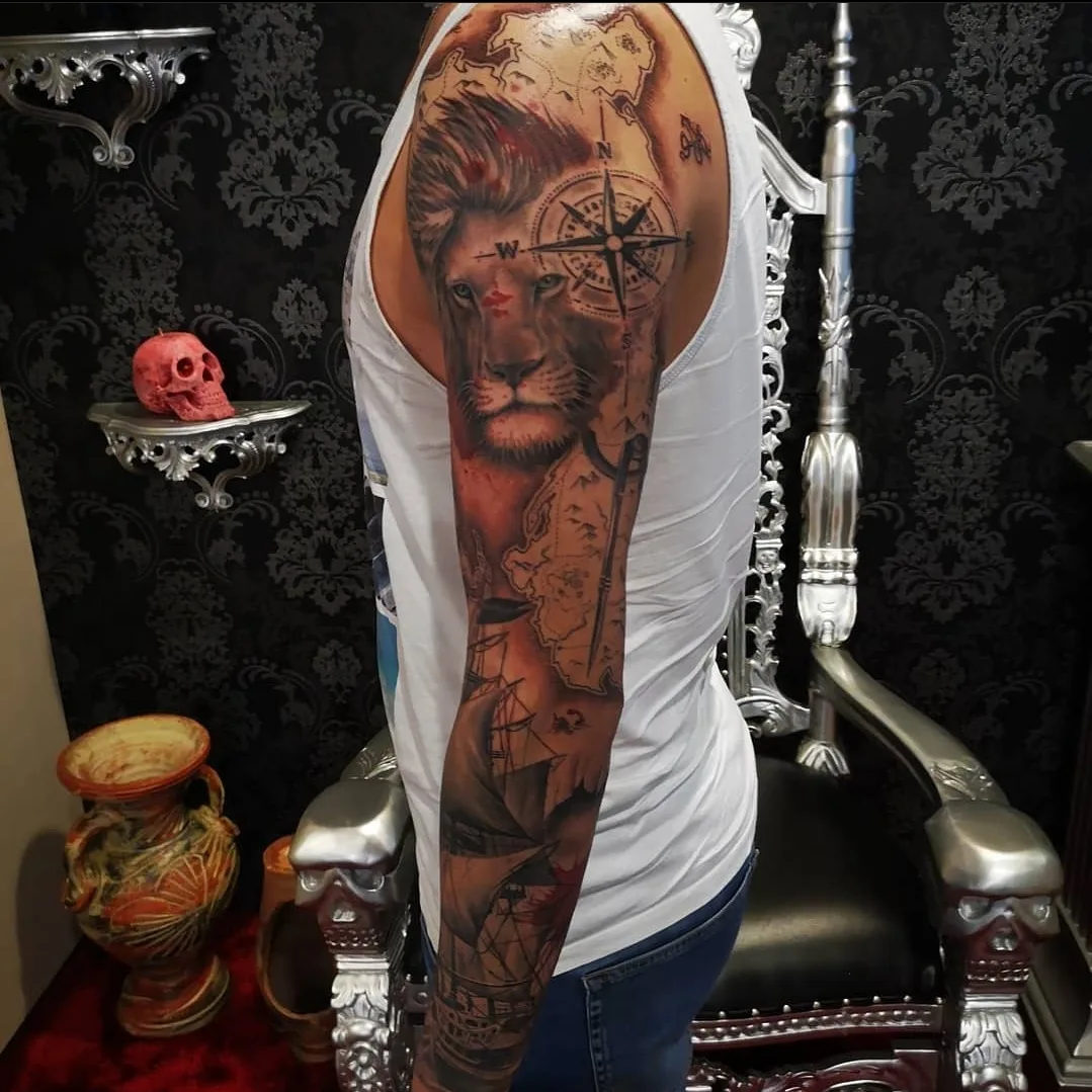 Großflächiges Arm-Tattoo mit Frauengesicht, Kompass und weiteren Elementen in Realismus-Stil