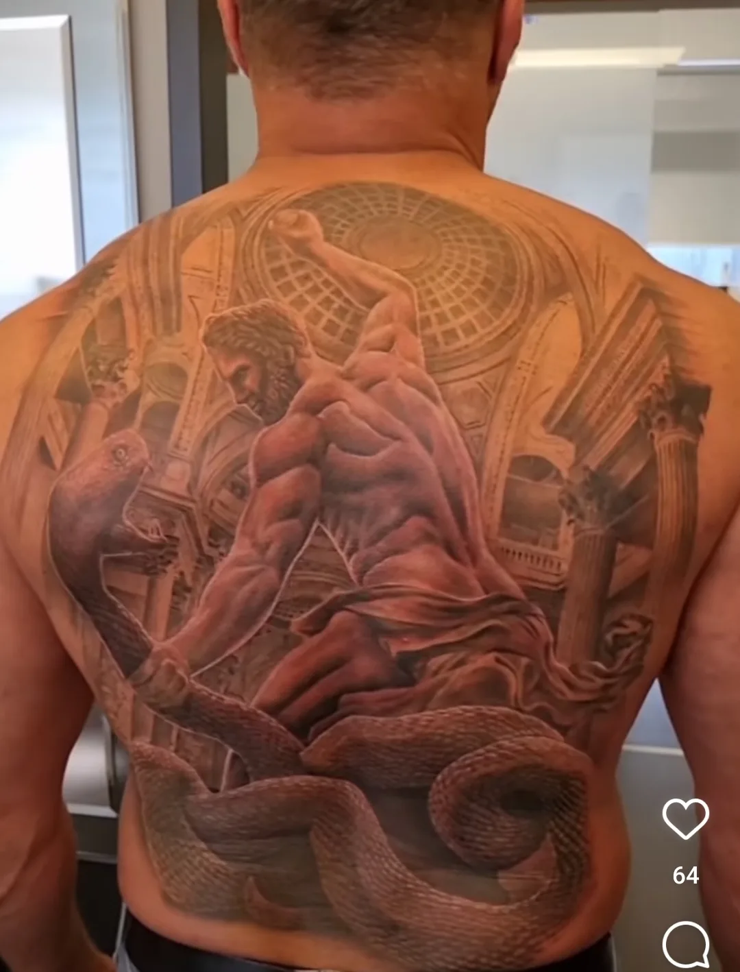 Großes Rücken-Tattoo mit anatomischem Engel-Motiv und Architektur-Elementen in Grautönen