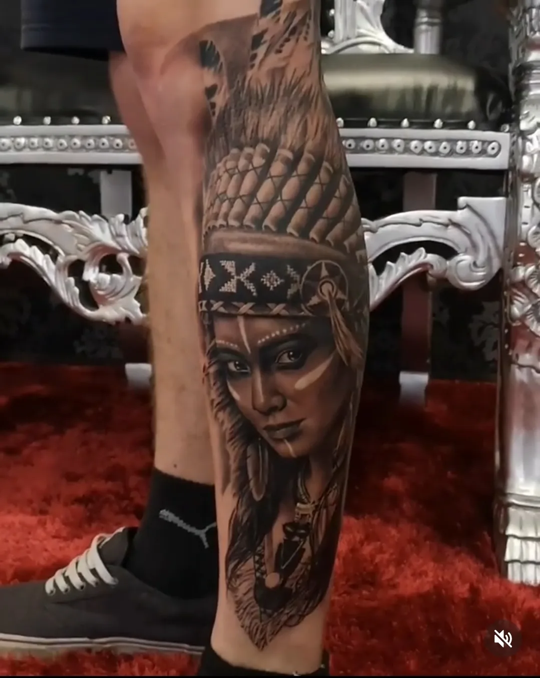 Großes Oberschenkel-Tattoo: Mystische weibliche Figur mit Flügeln und heiligen Symbolen in Realismus