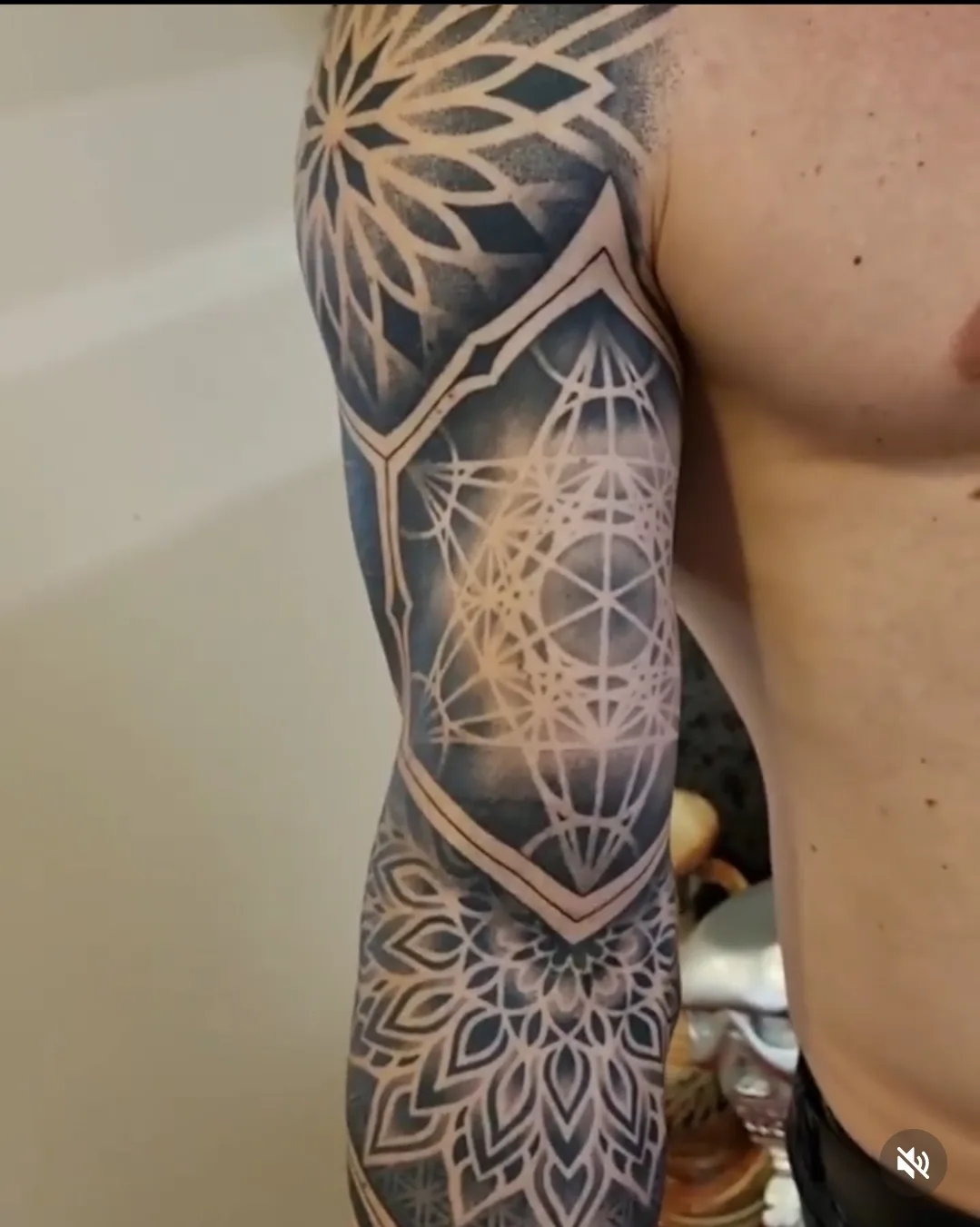 Arm-Sleeve mit geometrischen Mustern: Mandala-Elemente und heilige Geometrie in Schwarz-Weiß