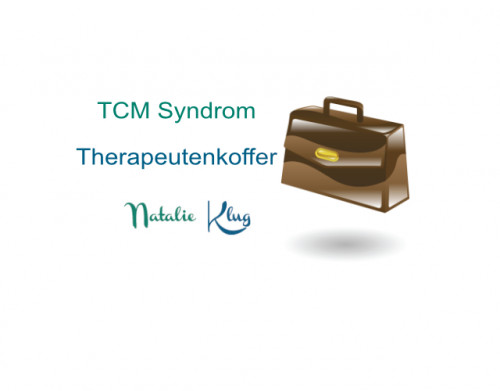 TCM-Syndrom Therapeutenkoffer Produktlogo mit braunem Koffer und Natalie Klug Signatur