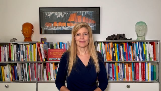 Videostandbild von Sibylle Schuld vor Bücherregal in ihrem Büro