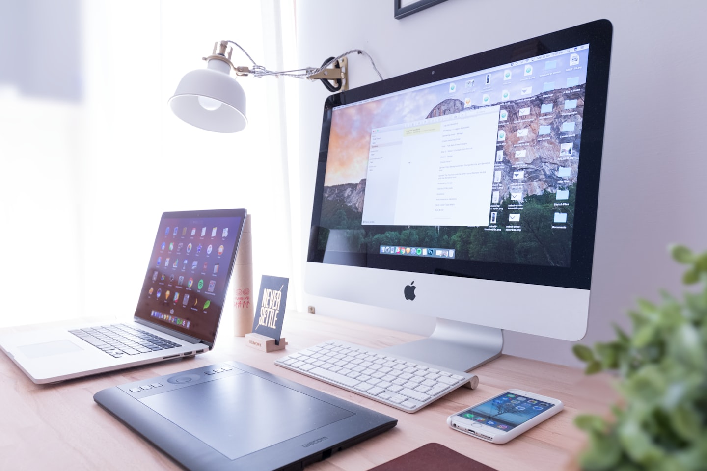 Teamleiter PDF Werkzeugkasten – E-Book zur Mitarbeiterführung 2 Schreibtisch Setup mit iMac, MacBook, Tablet, Smartphone und Designerlamp – Modernes Workspace-Mockup