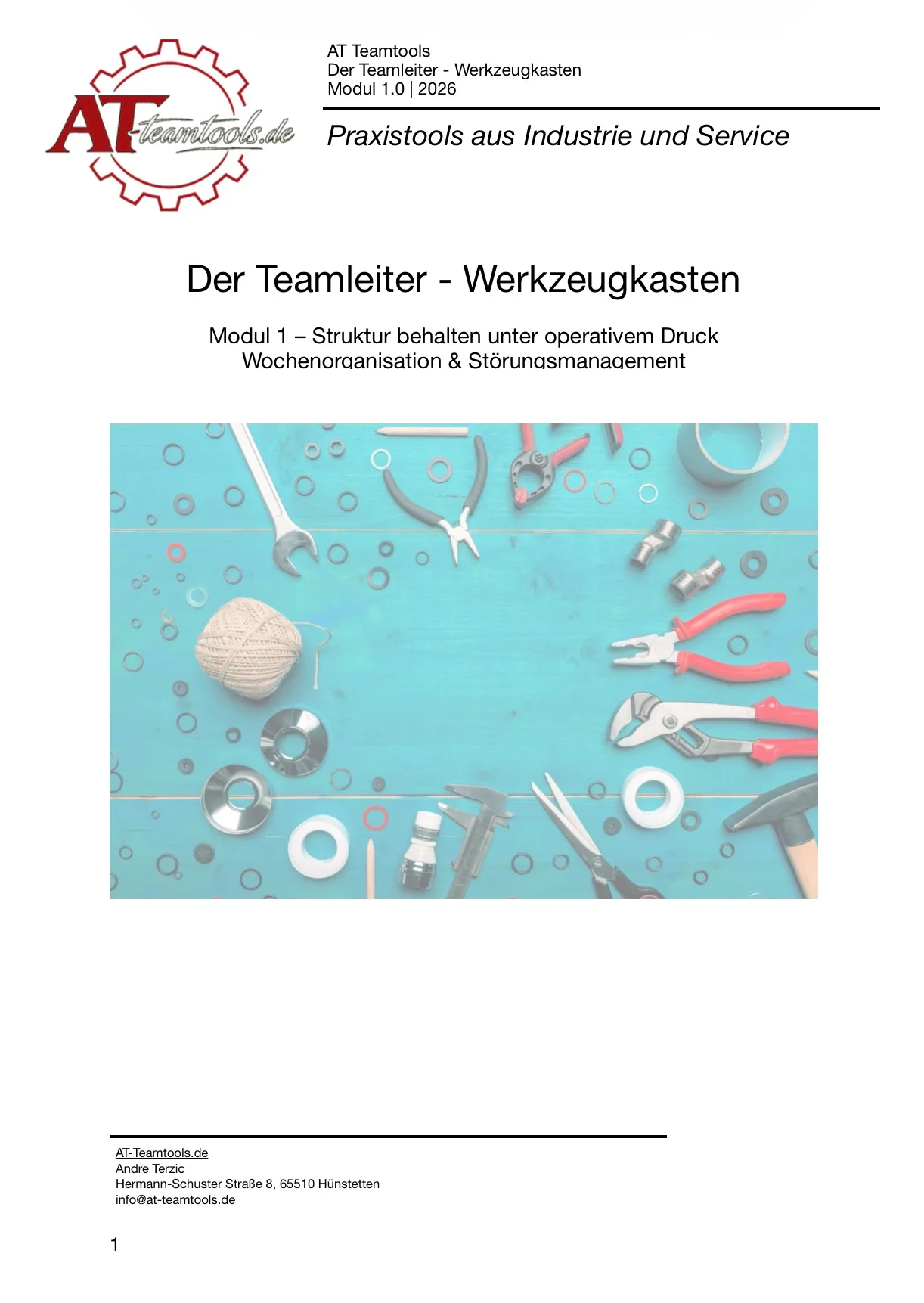 Modul 1.0 Teamleiter Werkzeugkasten mit Werkzeugen auf hellblauem Hintergrund