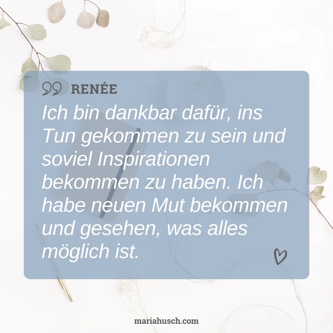 Kundenstimme von Renée auf blauem Hintergrund mit Trockenblumen-Dekoration