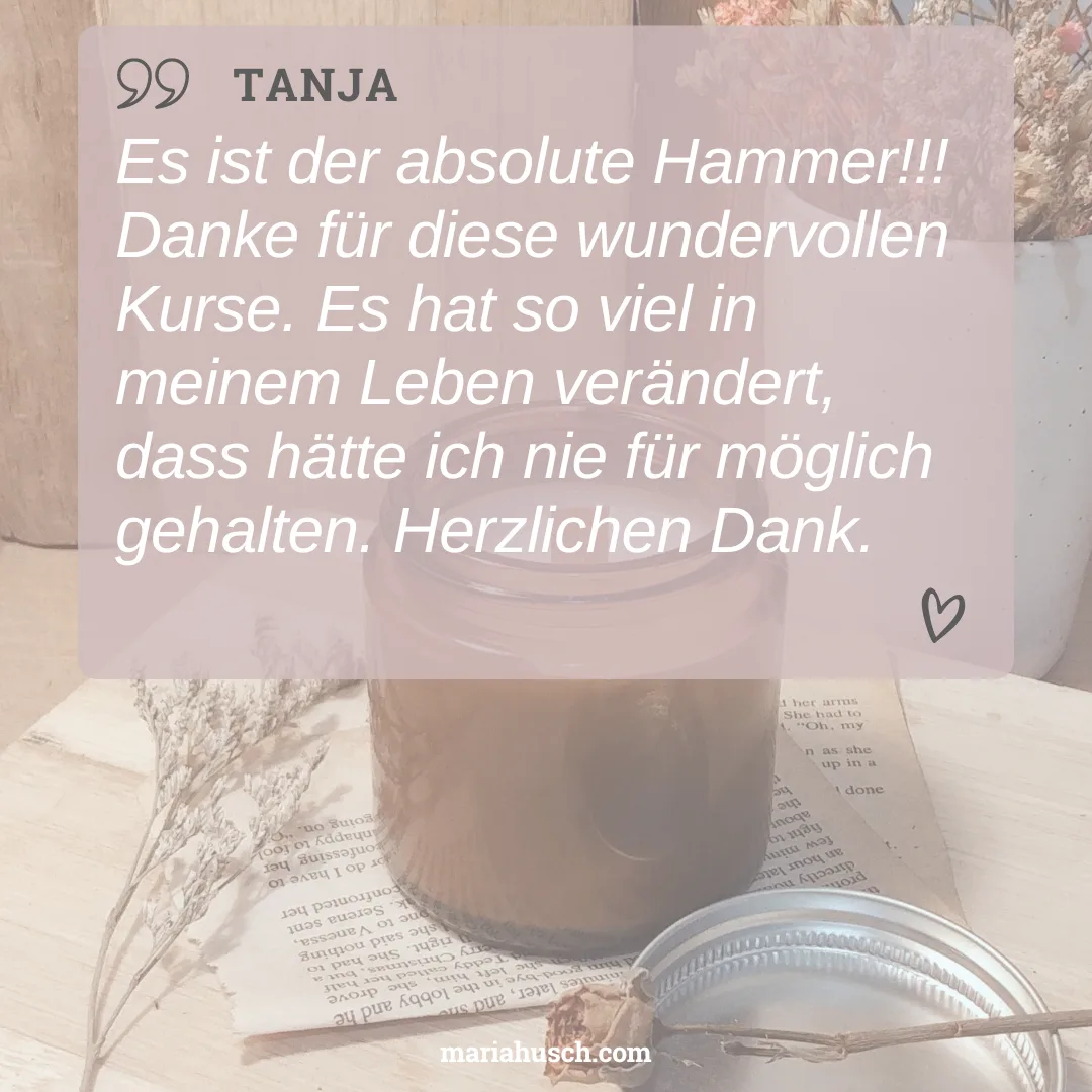 Kundenstimme von Tanja auf rosa Hintergrund mit Kaffeetasse und Trockenblumen