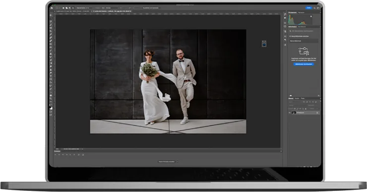 Photoshop-Oberfläche mit bearbeitetem Hochzeitsfoto von Brautpaar vor geometrischem Hintergrund