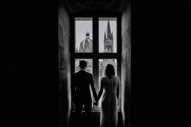 Brautpaar von hinten bei Hochzeit am Aachener Rathaus Standesamt, Blick auf Kirchen