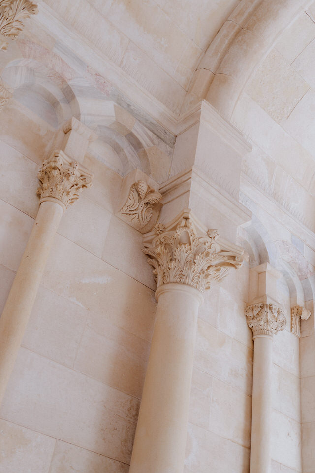 Kroatische Architektur mit Säulen und Kapitellen, hell beleuchtete Steindetails