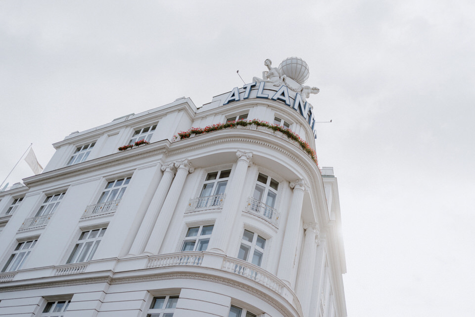 Hotel Atlantic Fassade mit weißer Architektur und ATLANTIC-Schriftzug auf dem Dach