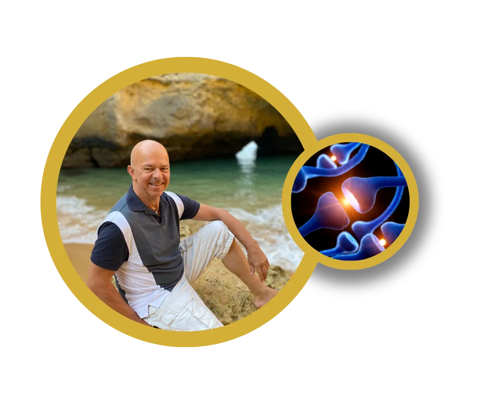 Torsten Zumpe am Strand mit goldenem Kreis-Rahmen und Energie-Symbol